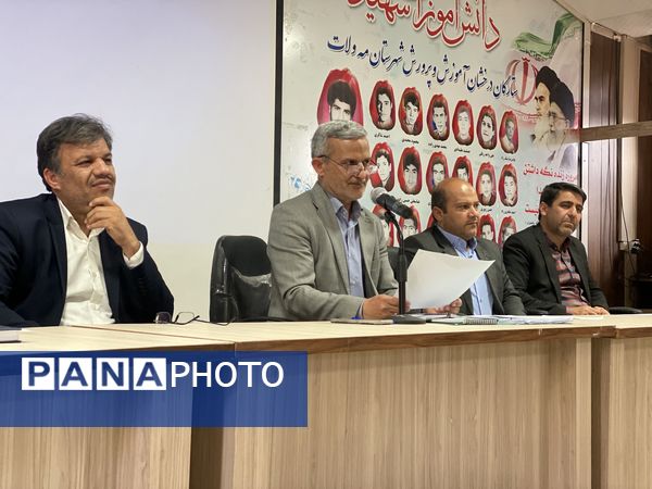 همایش مدیران مدارس شهرستان مه‌ولات در آستانه هفته بزرگداشت مقام والای معلم