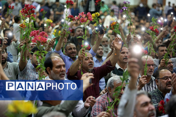 گل آرایی ضریح مطهر حضرت معصومه(س) به مناسبت روز دختر