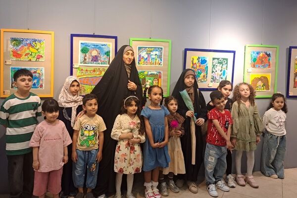 نمایشگاه آثار هنری اعضای کانون پرورش فکری کودکان و نوجوانان قم در مجموعه کتاب سرو