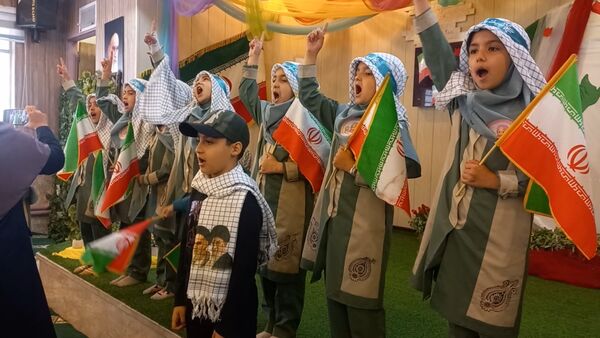 مراسم روز دانش آموز در دبستان دخترانه شاهد تحقیقی ناحیه ۶