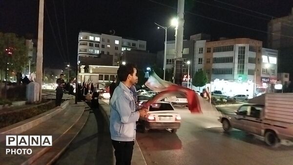 میدان ازادی هر شب میزبان وطن پرستان نیشابوری می شود 