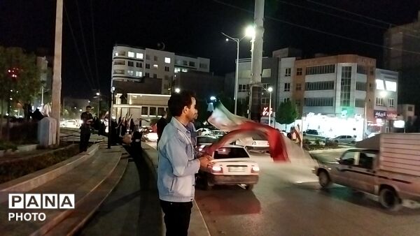 میدان ازادی هر شب میزبان وطن پرستان نیشابوری می شود 