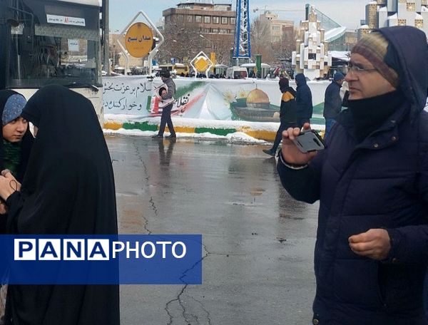 راهپیمایی ۲۲ بهمن در مشهد با حضور فرمانده واحدهای حوزه ۱۹ بسیج دانش‌آموزی منطقه تبادکان