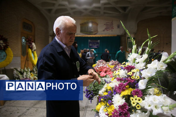 گل آرایی ضریح مطهر حضرت معصومه(س) به مناسبت روز دختر