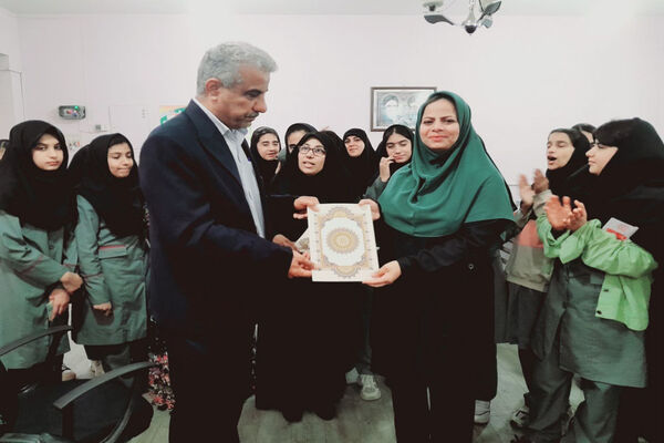 اجرای طرح مدرسه سبز ، انس با قرآن، اهدای کتاب به کتابخانه و تجلیل از فعالان دبیرستان رضوان شهرستان بوشهر