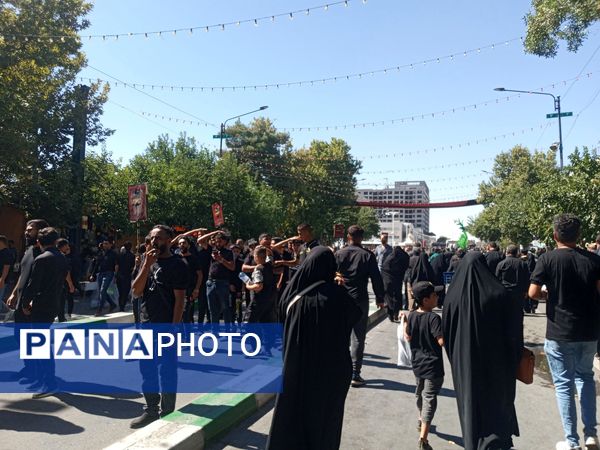 حرکت کاروان پیاده دختران دانش‌آموز نیشابوری به سمت مشهد