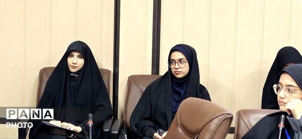 نشست هماهنگی دانش‌آموزان نخبه عکاس استان البرز با موضوعیت پویش «باید برخاست» 