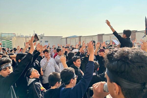  سوگواری نوجوانان برای مادر مهربانی‌ها
