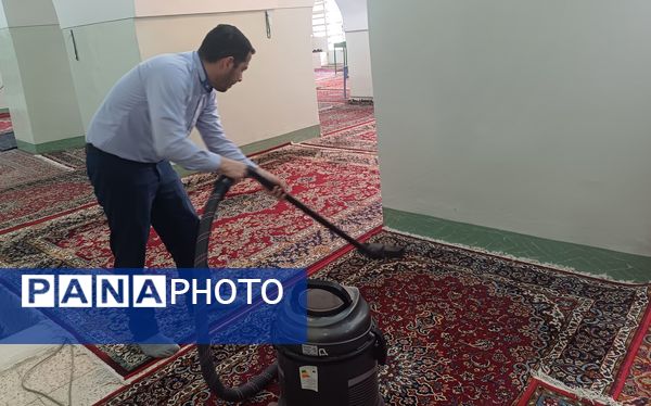 غبار روبی مسجد جامع کوهپایه همزمان با حلول ماه رمضان و ایام نوروز