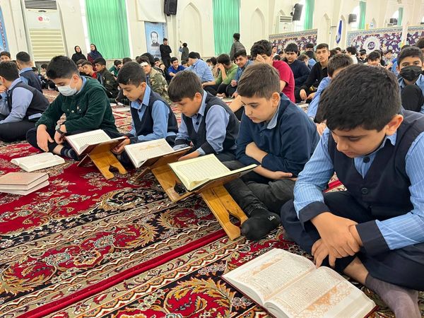 تلاوت آیات نور بخش قرآن در ایام بهار قرآن 