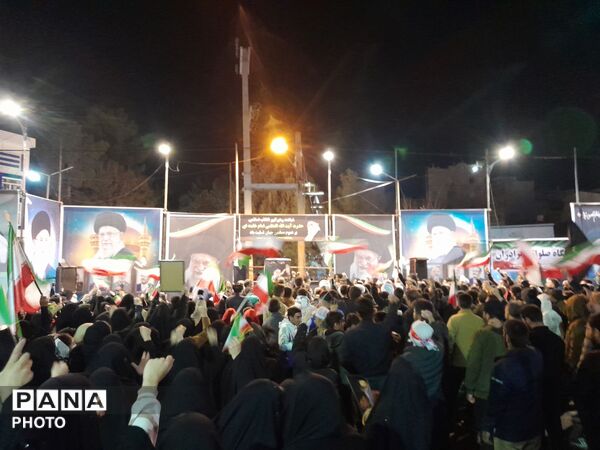 تصاویری از حضور پرشور شبانه مردم‌کوهدشت در میدان امام (ره)