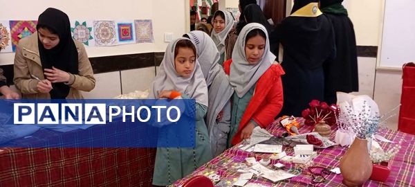 بازدید دانش آموزان مدرسه مریم میرزاخانی خلیل آباد از بازارچه کار آفرینی