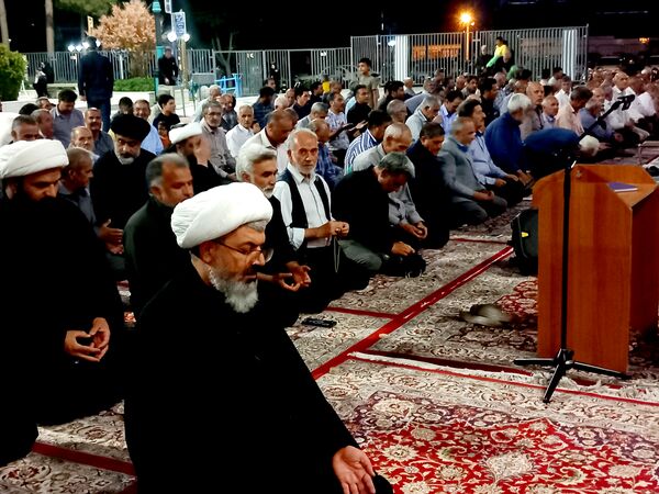 برپایی نماز جماعت در آرامگاه شهید مدرس 