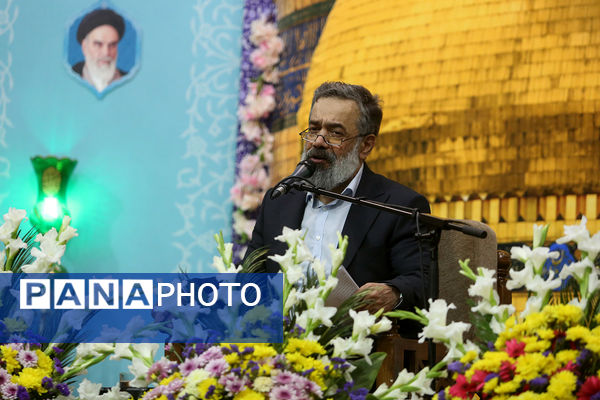 گل آرایی ضریح مطهر حضرت معصومه(س) به مناسبت روز دختر