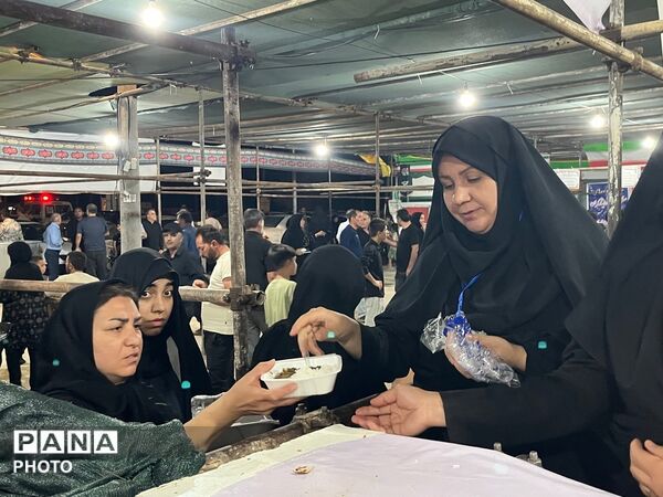 خدمت شبانه‌روزی موکب مرکزی اربعین دهلران به زوار امام حسین (ع)
