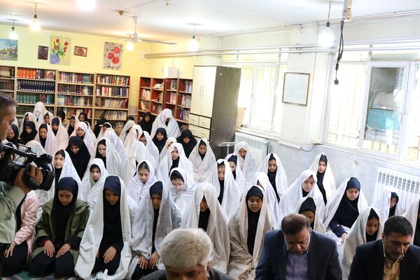 حضور معاون پرورشی و فرهنگی وزارت آموزش وپرورش در نماز جماعت آموزشگاه الزهرا شیراز