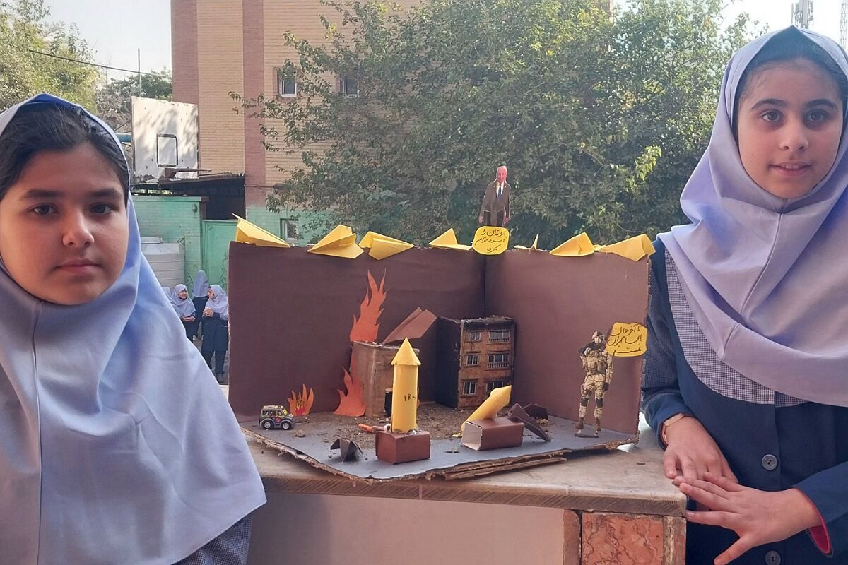 برگزاری نمایشگاه به مناسبت «هفته پدافند غیرعامل» در دبستان شهید مجید مجیدی ناحیه دو شهرری 