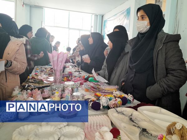 جشنواره فرهنگی هنری "امید فردا" در دبیرستان شاهد فیض ناحیه ۳ شیراز