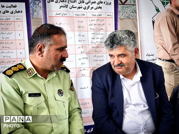 برپایی میز ارتباطات مردمی مسئولان کاشمر در هفته دولت