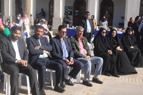 بازارچه حمایت از کسب کار دانش‌آموزان دبستان کیهان بوشهر 