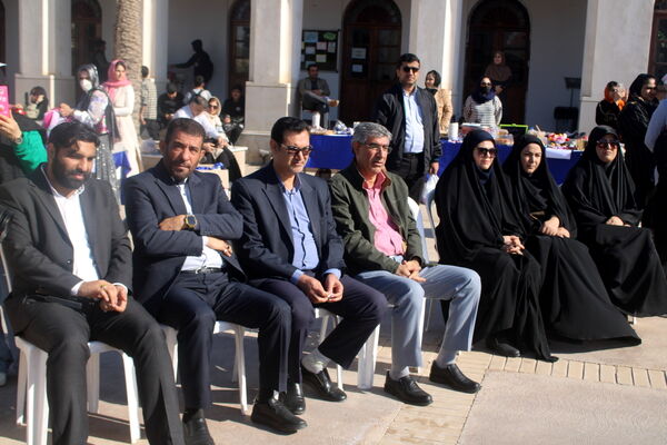 بازارچه حمایت از کسب کار دانش‌آموزان دبستان کیهان بوشهر 