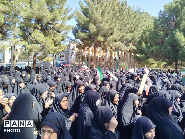 حضور بی سابقه مردم کرمان در نماز جمعه