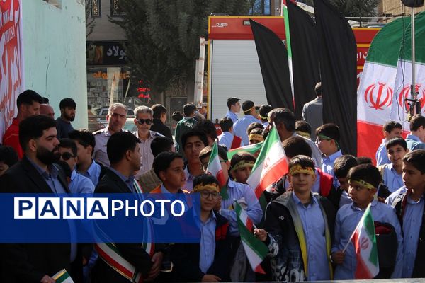 حضور پرشور دانش‌آموزان در راهپیمایی ۱۳آبان منطقه کهریزک 