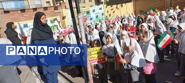 تجدید میثاق دانش‌آموزان منطقه پردیس با مقام معظم رهبری در یوم الله نهم دی‌ماه 