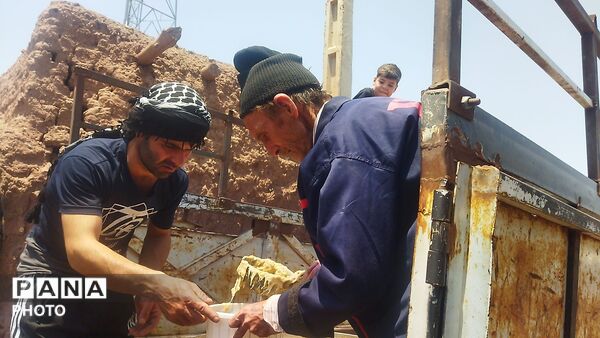 پخش نذری روز عاشورا رسمی قدیمی در روستای حسن آباد بلهر نیشابور 