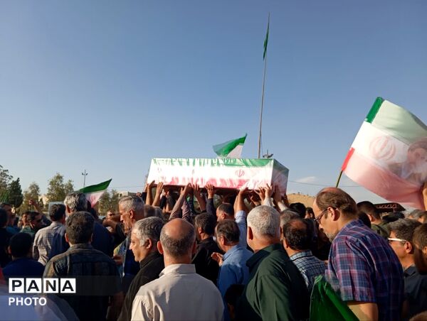 مراسم خاکسپاری شهیده دانش‌آموز «فاطمه موحدان» در یزد