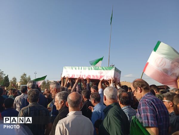 مراسم خاکسپاری شهیده دانش‌آموز «فاطمه موحدان» در یزد