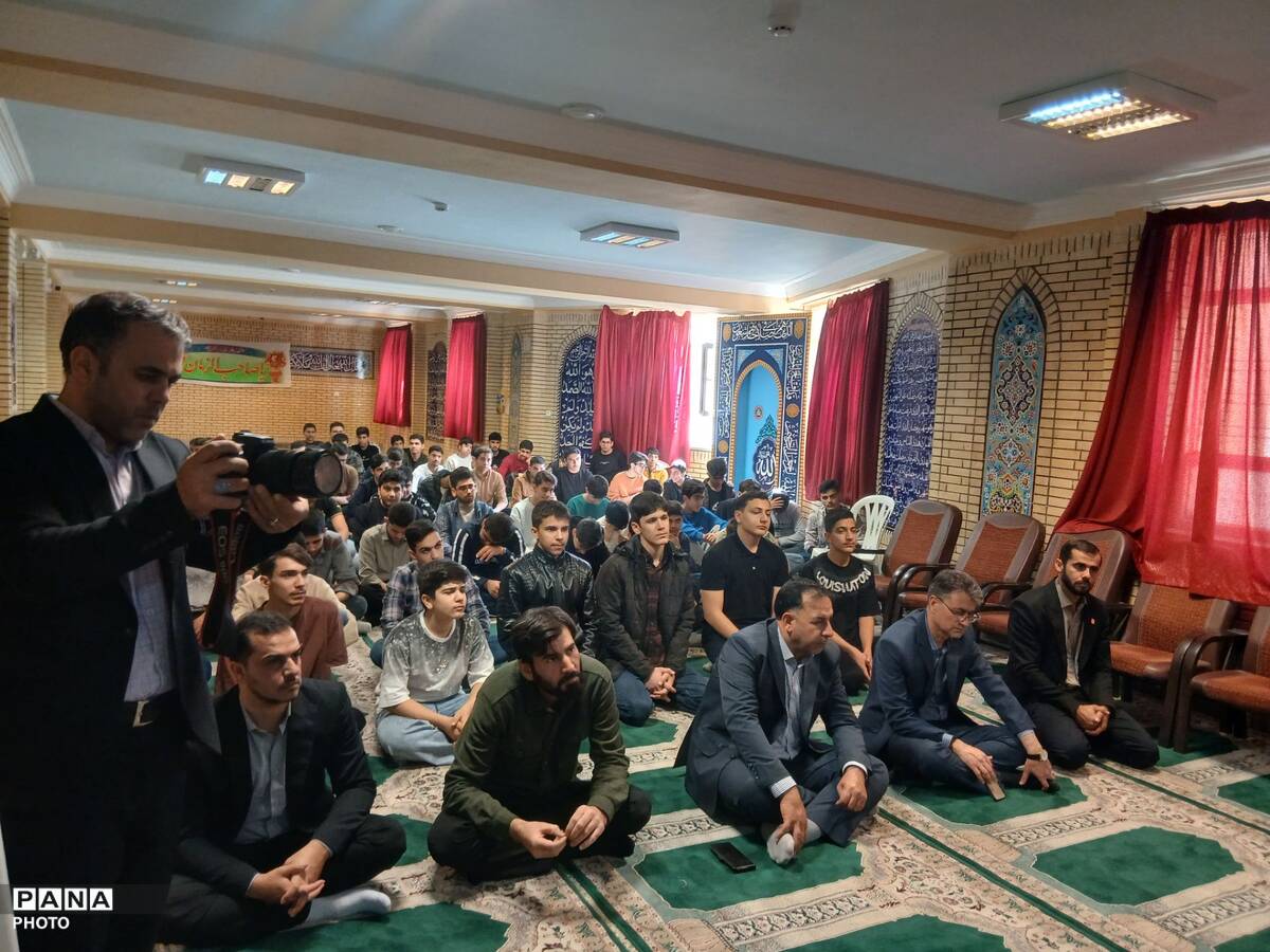 محفل‌ انس‌ باقرآن کریم در استان ایلام برگزار شد.
