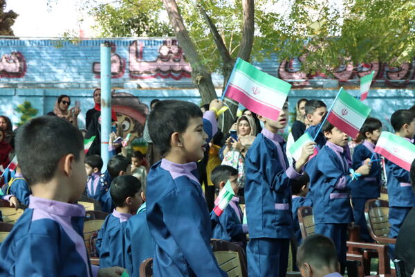 نواخته شدن زنگ شکوفه‌ها در یزد