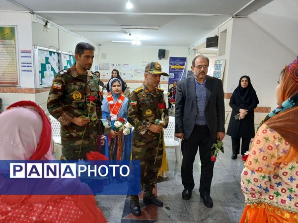 برگزاری نمایشگاه ایده‌های تحول آفرین در دبیرستان الگونه ناحیه ۳ شیراز