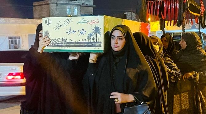 پیکر دو‌ شهید گمنام بر دوش مردم میناب تشیع شد