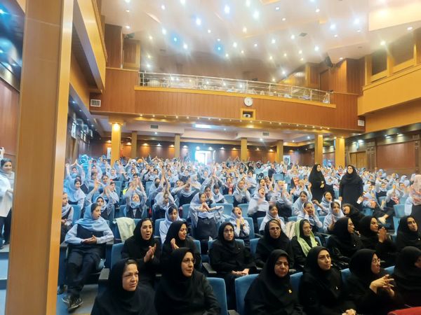 نواختن زنگ سپاس در فرهنگسرای آریو مصلی نژاد 