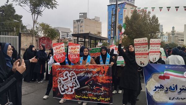 حضور پرشور دانش‌آموزان البرزی در راهپیمایی 13 آبان 