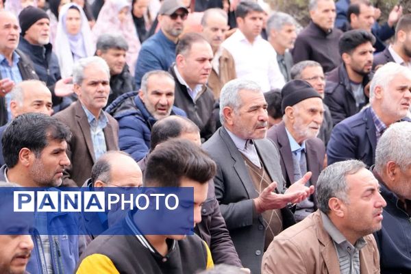 صفوف به‌هم پیوسته نمازگزاران در قروه