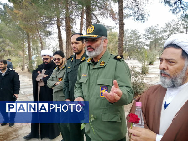 غبارروبی مزار دانش‌آموز شهید «حیدر رضایی» در قم