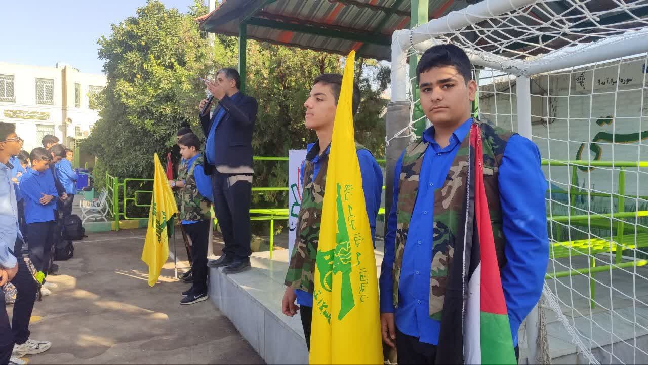 برگزاری صبحگاه نمادین به مناسبت روز جهانی طوفان الاقصی در مدرسه شاهد افشار
