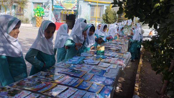 نواختن زنگ هفته کتاب و کتابخوانی در مدرسه شهید نجفیان