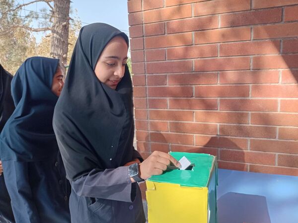 ساخت و راه‌اندازی بازی جعبه آرامش در مدرسه مادرمهربان خلیل آباد