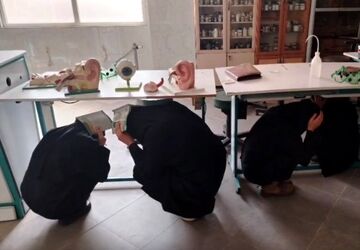 پناه‌گیری دانش‌آموزان دبیرستان مریم قم در مانور زلزله و ایمنی