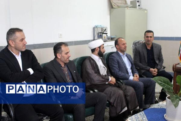 بزرگداشت مقام معلمان در مدارس گلوگاه 