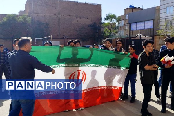 حضور دانش‌آموزان مدرسه نمونه‌‍دولتی استاد مطهری در راهپیمایی ۱۳ آبان