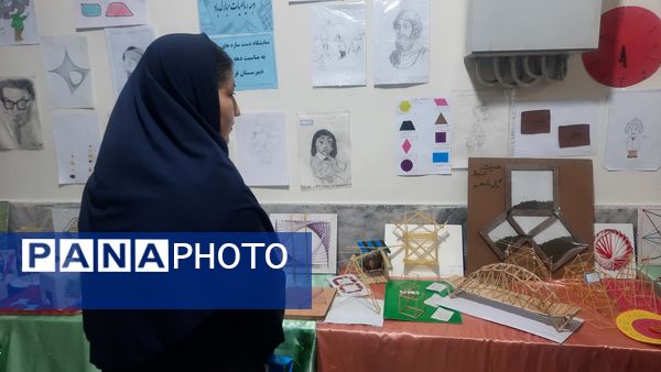 نمایشگاه دست‌سازهای دانش‌آموزان دبیرستان فرهنگیان ناحیه ۷ مشهد 