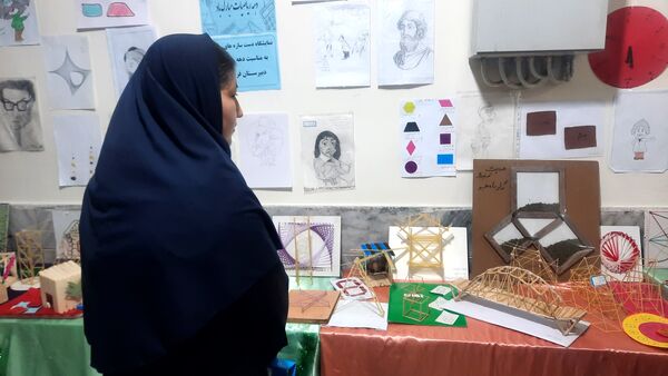 نمایشگاه دست‌سازهای دانش‌آموزان دبیرستان فرهنگیان ناحیه ۷ مشهد 