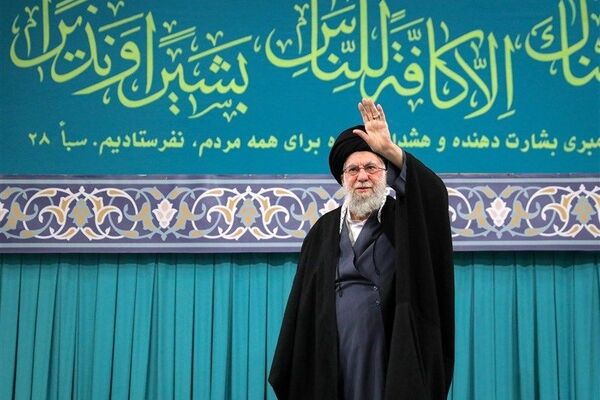 برای مردی که گرچه میان ما نیست ولی هنوز در قلب‌ها حضور دارد 