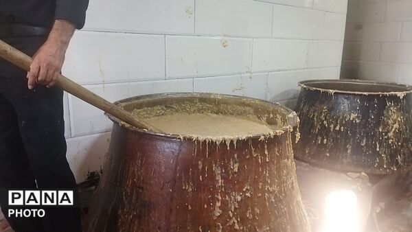 پخش نذری روز عاشورا رسمی قدیمی در روستای حسن آباد بلهر نیشابور 