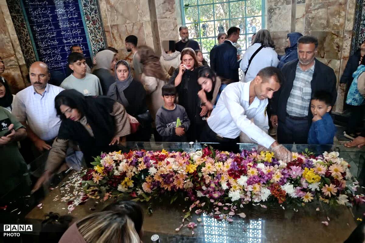 مراسم گل‌باران آرامگاه سعدی شاعر بزرگ شیرازی